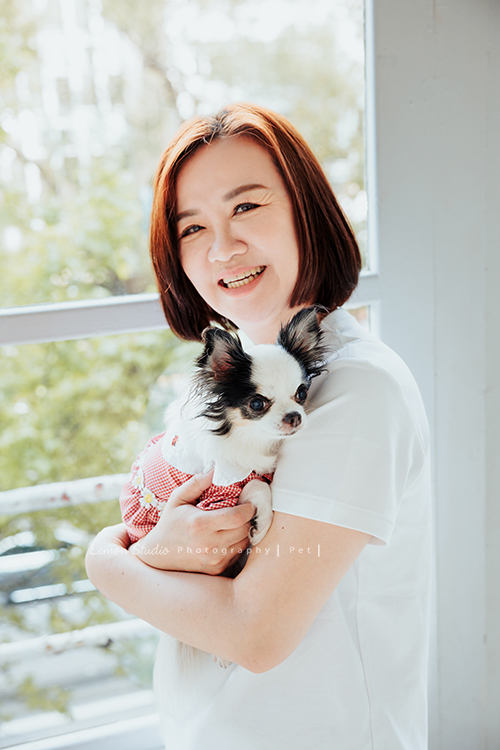 Cindy帶媽媽及可愛的啾啾來拍照，啾啾享受著Cindy及媽媽的疼愛，真的好幸福啊！這張是媽媽和啾啾的可愛合照！啾啾好幸福啊！