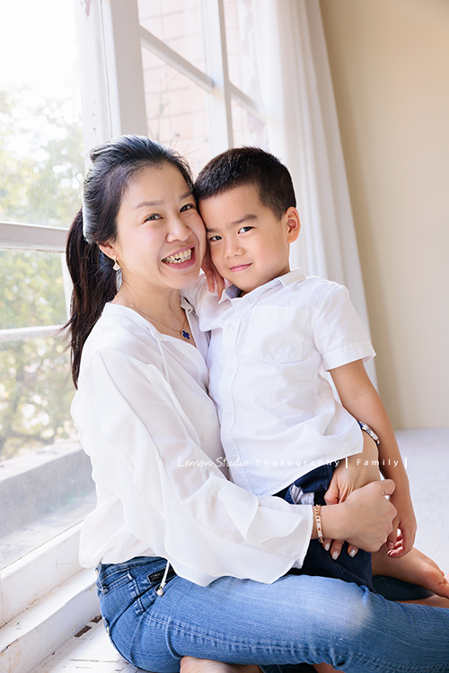 Sherry媽麻一家從英國回台時，來拍了第三次的家庭攝影，這張是媽麻和超可愛的弟弟的合照！