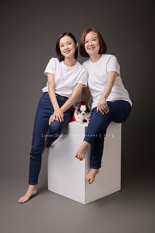 Cindy帶媽媽及可愛的啾啾來拍照，啾啾享受著Cindy及媽媽的疼愛，真的好幸福啊！這張是Cindy和媽媽及啾啾的合照！