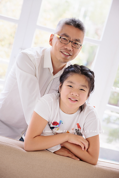 Sherry媽麻一家從英國回台時，來拍了第三次的家庭攝影，這張是爸拔和前世的情人姊姊的合照！