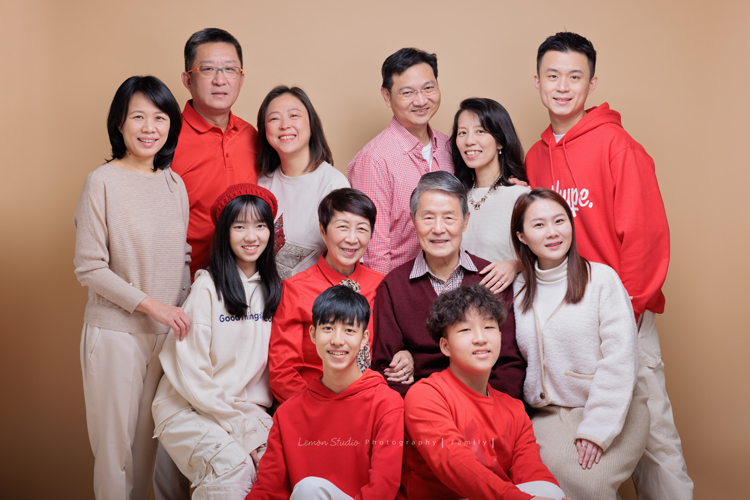 Lisa媽麻一家第三次來拍照，這次帶伯父伯母及哥哥一家&姊姊一起來拍照，這張是全體成員的三代全家福合照！