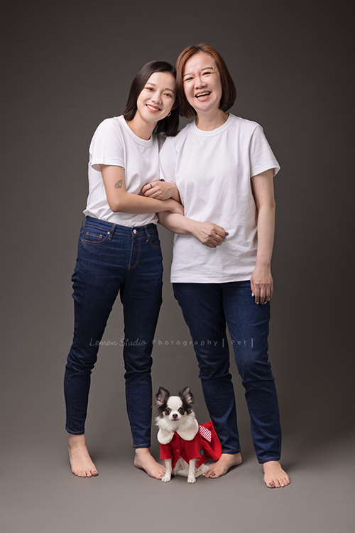 Cindy帶媽媽及可愛的啾啾來拍照，啾啾享受著Cindy及媽媽的疼愛，真的好幸福啊！這張是Cindy和媽媽及啾啾的合照！這張啾啾站得好挺啊！