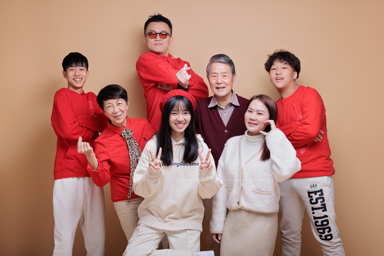 Lisa媽麻一家第三次來拍照，這次帶伯父伯母及哥哥一家&姊姊一起來拍照，這張是孫子們孫女孫媳婦和伯父伯母的合照！伯母及孫兒媳們都好活潑有趣啊！