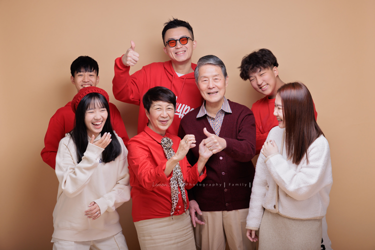Lisa媽麻一家第三次來拍照，這次帶伯父伯母及哥哥一家&姊姊一起來拍照，這張是孫子們孫女孫媳婦和伯父伯母的NG版合照！孫子孫女們教伯父伯母怎麼比愛心！超可愛的！