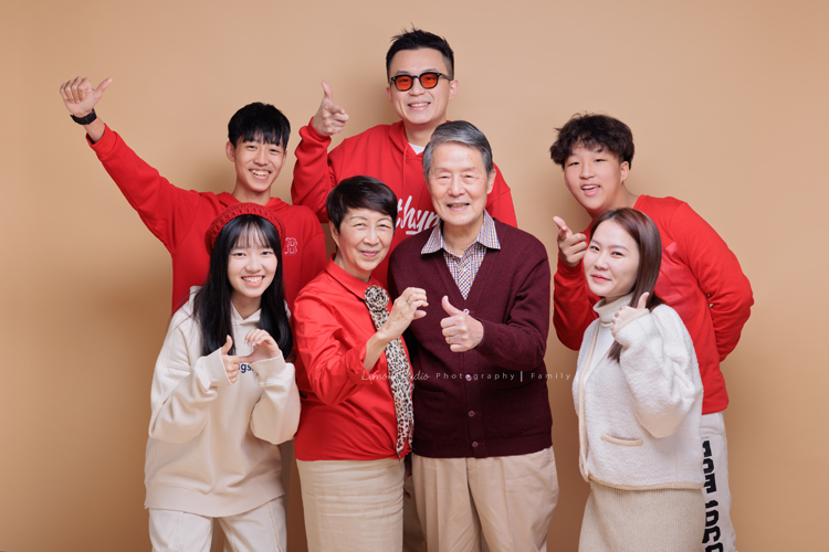 Lisa媽麻一家第三次來拍照，這次帶伯父伯母及哥哥一家&姊姊一起來拍照，這張是孫子們孫女孫媳婦和伯父伯母的合照！孫子孫女們教伯父伯母怎麼比愛心！超可愛的！