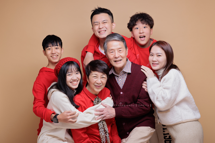 Lisa媽麻一家第三次來拍照，這次帶伯父伯母及哥哥一家&姊姊一起來拍照，這張是孫子們孫女孫媳婦和伯父伯母的合照！太可愛了！大家都好愛伯父伯母！