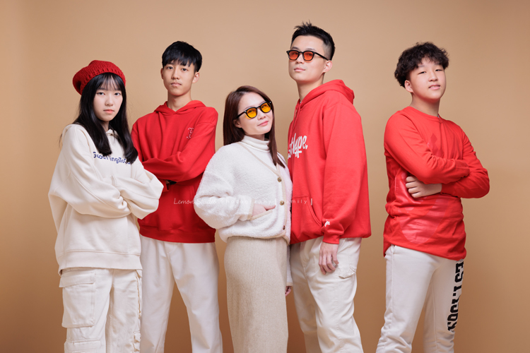 Lisa媽麻一家第三次來拍照，這次帶伯父伯母及哥哥一家&姊姊一起來拍照，這張是孫子們孫女孫媳婦幾位年輕人的合照！太有型了！