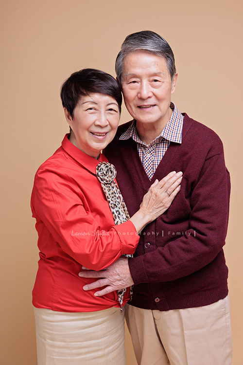 Lisa媽麻一家第三次來拍照，這次帶伯父伯母及哥哥一家&姊姊一起來拍照，這張是伯父伯母美麗的合照！