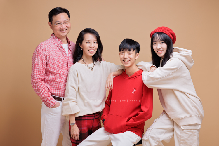 Lisa媽麻一家第三次來拍照，這次帶伯父伯母及哥哥一家&姊姊一起來拍照！這張是Lisa媽媽一家美麗的全家福，Lisa媽麻還是好美啊！