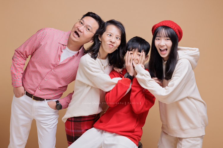Lisa媽麻一家第三次來拍照，這次帶伯父伯母及哥哥一家&姊姊一起來拍照！這張是Lisa媽媽超可愛的全家福系列之二！