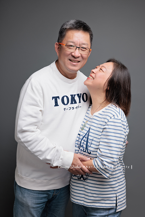 Lisa媽麻一家第三次來拍照，這次帶伯父伯母及哥哥一家&姊姊一起來拍照，這張是哥哥及大嫂的合照！老夫老妻的兩人還是很恩愛啊！
