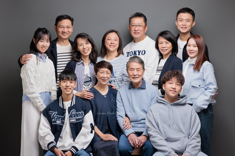Lisa媽麻一家第三次來拍照，這次帶伯父伯母及哥哥一家&姊姊一起來拍照，這張是全部成員換上藍色系衣服的三代全家福合照！