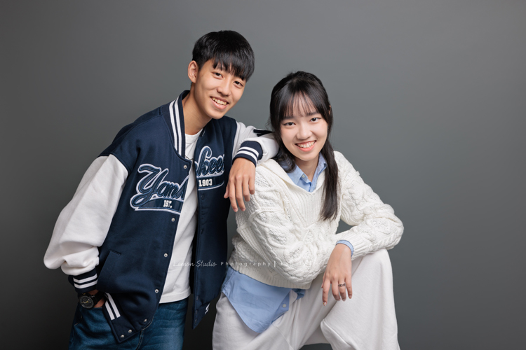 Lisa媽麻一家第三次來拍照，這次帶伯父伯母及哥哥一家&姊姊一起來拍照，這張是姐弟兩人的合照！