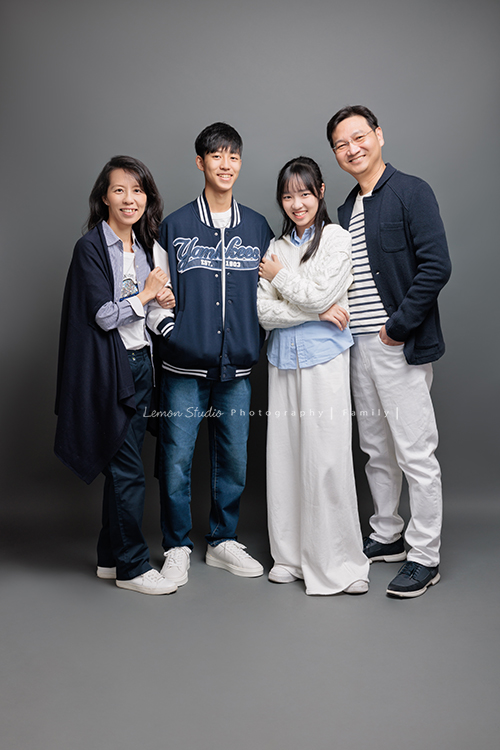 Lisa媽麻一家第三次來拍照，這次帶伯父伯母及哥哥一家&姊姊一起來拍照，這張是Lisa媽麻一家換上藍色系衣服的全家福！