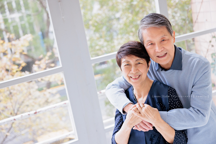 Lisa媽麻一家第三次來拍照，這次帶伯父伯母及哥哥一家&姊姊一起來拍照，這張是伯父伯母換上另一套衣服的美麗的合照！