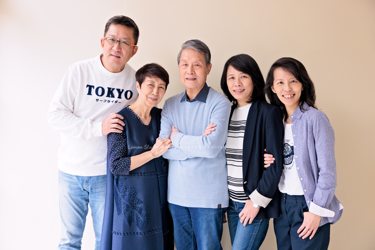 Lisa媽麻一家第三次來拍照，這次帶伯父伯母及哥哥一家&姊姊一起來拍照，這張是伯父伯母和兒女們的全家福！
