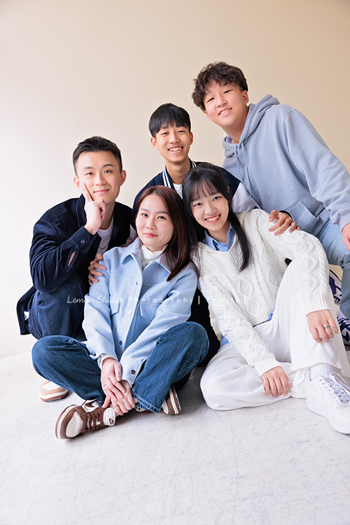 Lisa媽麻一家第三次來拍照，這次帶伯父伯母及哥哥一家&姊姊一起來拍照，這張是孫兒女們及兒媳超可愛的互動！超可愛的合照！