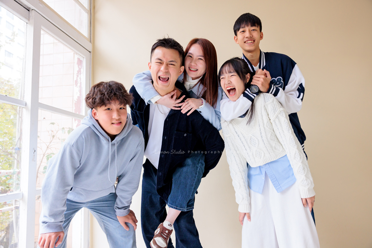 Lisa媽麻一家第三次來拍照，這次帶伯父伯母及哥哥一家&姊姊一起來拍照，這張是孫兒女們及兒媳超可愛的互動紀錄！