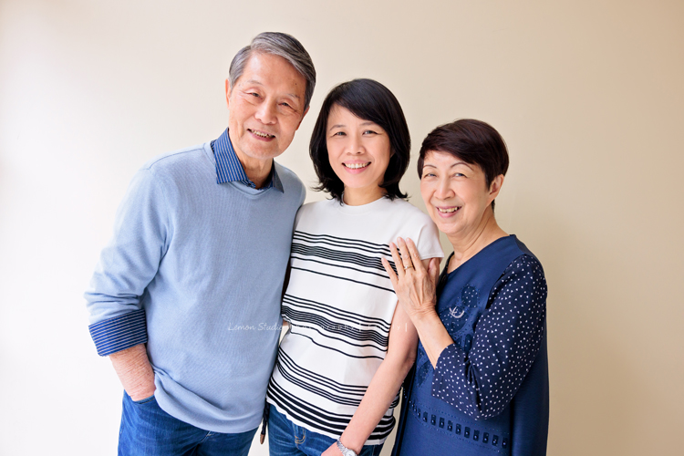 Lisa媽麻一家第三次來拍照，這次帶伯父伯母及哥哥一家&姊姊一起來拍照，這張是伯父伯母及女兒的合照！