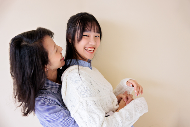 Lisa媽麻一家第三次來拍照，這次帶伯父伯母及哥哥一家&姊姊一起來拍照，這張是Lisa媽麻和女兒的可愛互動！