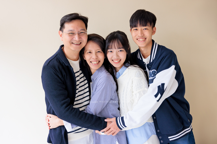 Lisa媽麻一家第三次來拍照，這次帶伯父伯母及哥哥一家&姊姊一起來拍照，這張是Lisa媽麻一家換上藍色系衣服四人抱在一起的全家福！