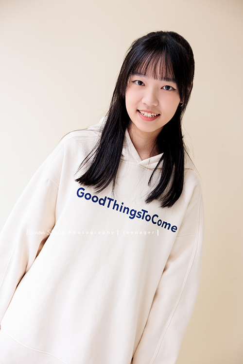 Lisa媽麻一家第三次來拍照，這次帶伯父伯母及哥哥一家&姊姊一起來拍照，這張是已經變成美少女的芃芃的個人獨照！