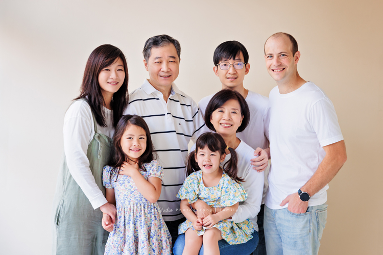 Emma媽麻一家來拍照，六歲的Holly及三歲半的Sophie非常活潑可愛，外公外婆也和孫女們拍了可愛的合照！這張是一家子的全家福合照！