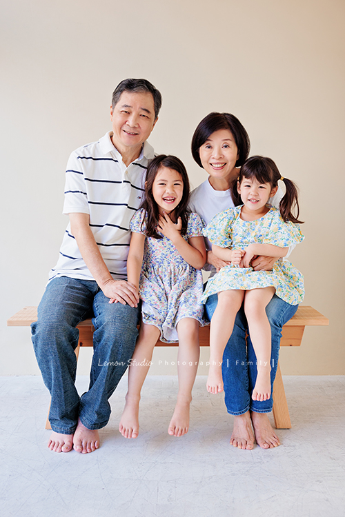 Emma媽麻一家來拍照，六歲的Holly及三歲半的Sophie非常活潑可愛，外公外婆也和孫女們拍了可愛的合照！這張是Holly及Sophie和外公外婆的合照！四人都太可愛了！