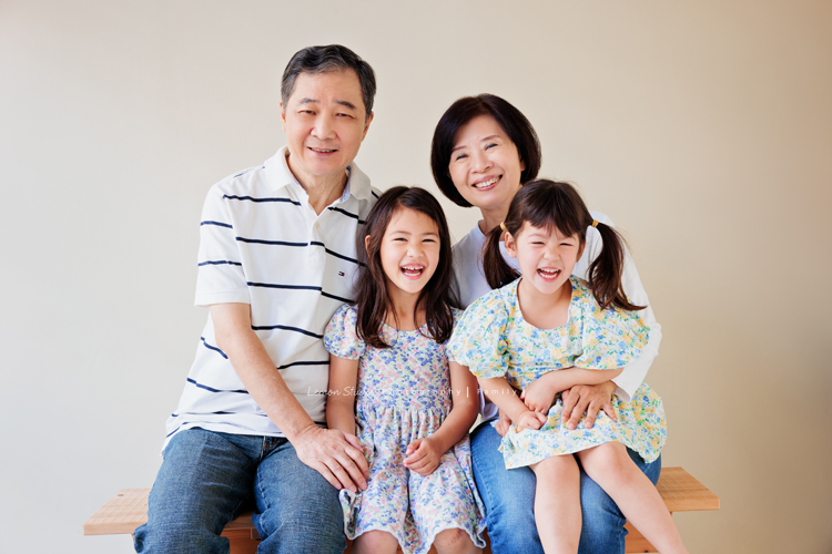 Emma媽麻一家來拍照，六歲的Holly及三歲半的Sophie非常活潑可愛，外公外婆也和孫女們拍了可愛的合照！這張是Holly及Sophie和外公外婆的合照！