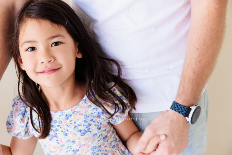 Emma媽麻一家來拍照，六歲的Holly及三歲半的Sophie非常活潑可愛，外公外婆也和孫女們拍了可愛的合照！這張是Holly的特寫！Holly很漂亮啊！