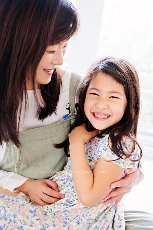 Emma媽麻一家來拍照，六歲的Holly及三歲半的Sophie非常活潑可愛，外公外婆也和孫女們拍了可愛的合照！這張是Holly和媽麻的可愛互動紀錄！