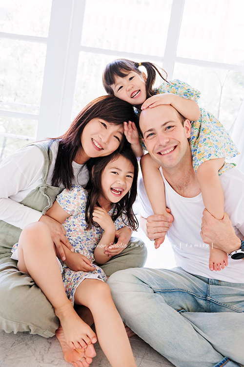 Emma媽麻一家來拍照，六歲的Holly及三歲半的Sophie非常活潑可愛，外公外婆也和孫女們拍了可愛的合照！這張是一家四口超可愛的全家福！