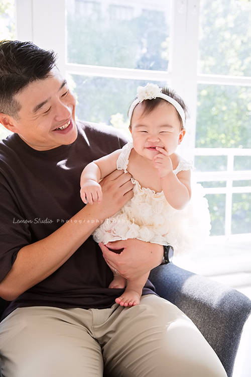 佳薇媽麻一家回台時來拍照，也趁著哥哥兩歲半、小妹十個月來拍寶寶寫真，外公外婆舅舅阿姨也一起拍全家福，這張是爸拔抱著小妹的超可愛互動紀錄！