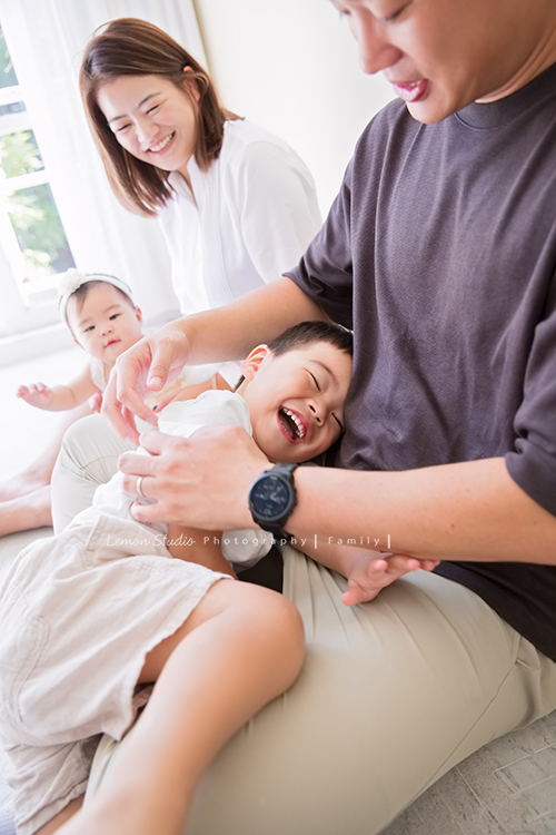 佳薇媽麻一家回台時來拍照，也趁著哥哥兩歲半、小妹十個月來拍寶寶寫真，外公外婆舅舅阿姨也一起拍全家福，這張是爸拔和哥哥玩耍的可愛紀錄！