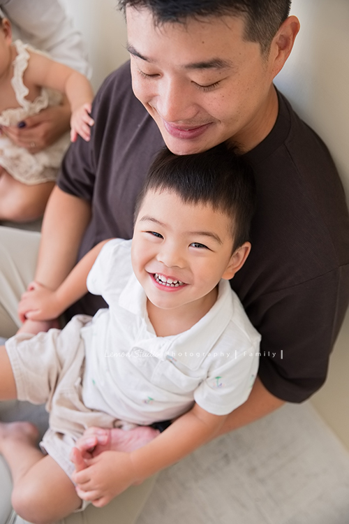 佳薇媽麻一家回台時來拍照，也趁著哥哥兩歲半、小妹十個月來拍寶寶寫真，外公外婆舅舅阿姨也一起拍全家福，這張是爸拔抱著哥哥的可愛紀錄！