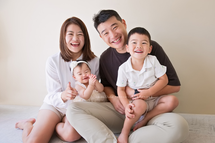佳薇媽麻一家回台時來拍照，也趁著哥哥兩歲半、小妹十個月來拍寶寶寫真，外公外婆舅舅阿姨也一起拍全家福，這張是一家四口的全家福！小妹笑得好可愛喔！