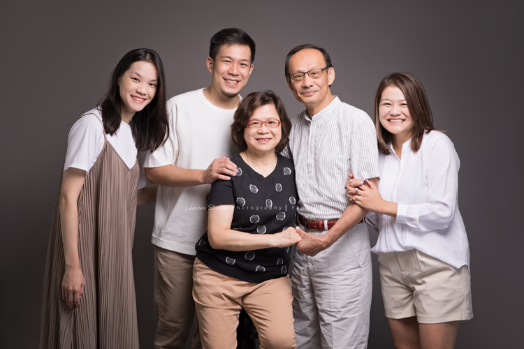 佳薇媽麻一家回台時來拍照，也趁著哥哥兩歲半、小妹十個月來拍寶寶寫真，外公外婆舅舅阿姨也一起拍全家福，這張是佳薇媽麻和爸拔媽麻一家的全家福！