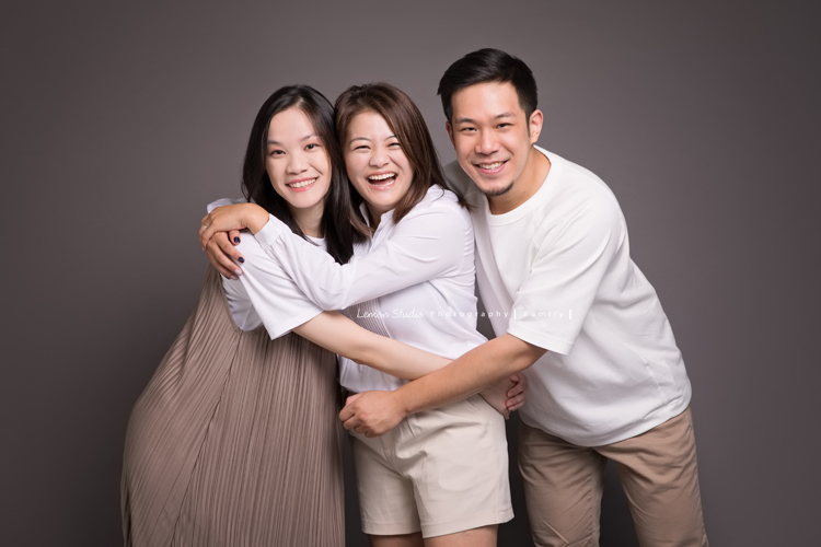佳薇媽麻一家回台時來拍照，也趁著哥哥兩歲半、小妹十個月來拍寶寶寫真，外公外婆舅舅阿姨也一起拍全家福，這張是佳薇媽麻和妹妹弟弟的全家福！