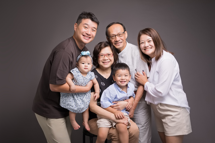 佳薇媽麻一家回台時來拍照，也趁著哥哥兩歲半、小妹十個月來拍寶寶寫真，外公外婆舅舅阿姨也一起拍全家福，這張是一家四口和阿公阿嬤的全家福！