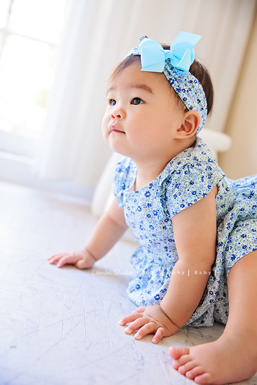 佳薇媽麻一家回台時來拍照，也趁著哥哥兩歲半、小妹十個月來拍寶寶寫真，外公外婆舅舅阿姨也一起拍全家福，這張是小妹穿著藍色洋裝的可愛寶寶寫真！