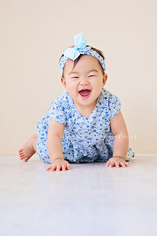 佳薇媽麻一家回台時來拍照，也趁著哥哥兩歲半、小妹十個月來拍寶寶寫真，外公外婆舅舅阿姨也一起拍全家福，這張是小妹穿著藍色洋裝的可愛寶寶寫真！小妹笑得好燦爛啊！